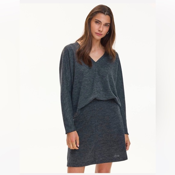 💕3/$25💕 Reitmans Long-Sleeve V-Neck Semi-Fitted Sweater - Picture 2 of 8